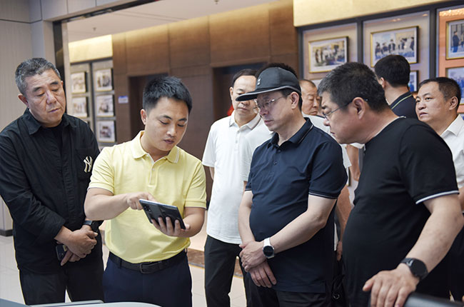 參觀中譽鼎力綠色建材工業互聯網大數據中心.jpg