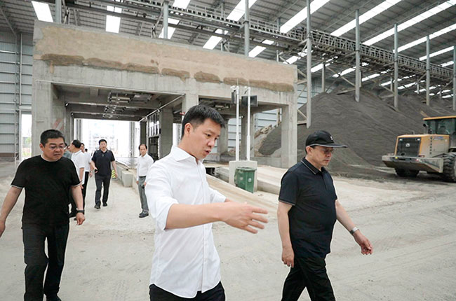 考察遠大新材項目生產線及成品料倉.jpg